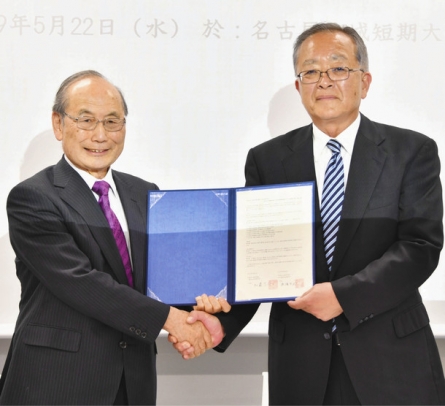 連携協定書に調印し、握手を交わす長縄学長（左）と加藤校長＝昭和区の名古屋柳城短期大で
