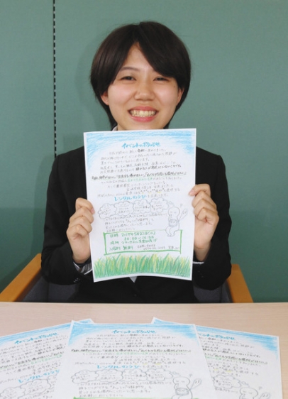 チラシを手にイベントをＰＲする宮原さん＝美濃加茂市本郷町の濃飛葬祭で