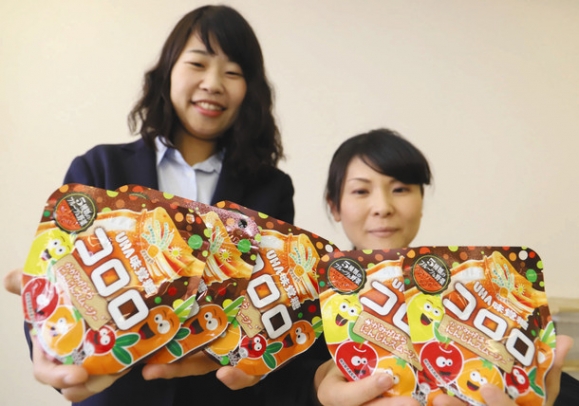 全国販売が始まった「コロロかかみがはらにんじんスムージー」＝各務原市役所で