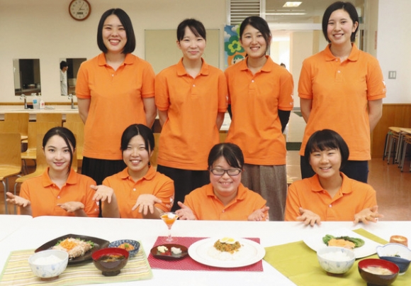 メニューを考案した学生たち＝各務原市那加桐野町の東海学院大で