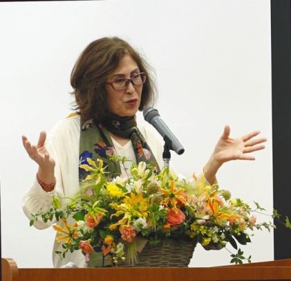 日本語を訳すことの難しさなどを話すアトランさん＝日進市の名古屋外国語大で