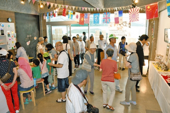 団地内の空き店舗を活用し、新たにオープンした交流拠点「朝倉団地センタープレイス」＝知多市つつじが丘の朝倉団地で