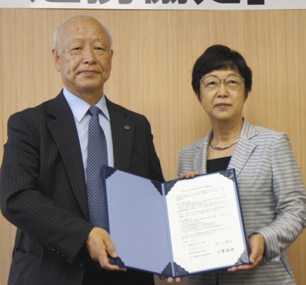 協定書にサインを交わした長良川鉄道の日置社長（左）と岐阜女子大の松川学長＝１７日、岐阜市太郎丸の同大で