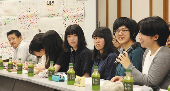 児童虐待防止の啓発活動で感じたことを児相職員らに伝える県立大の学生ら＝名古屋市中区の県三の丸庁舎で