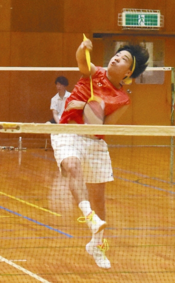 ショットを放つ選手＝津市栗真町屋町の三重大で