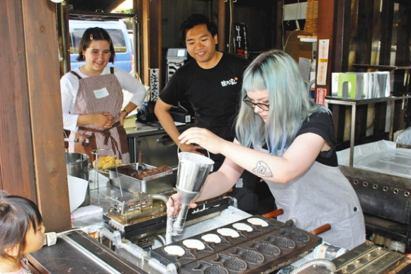 たい焼き作りに挑戦する留学生（手前右）＝岩倉市下本町の米乃家で