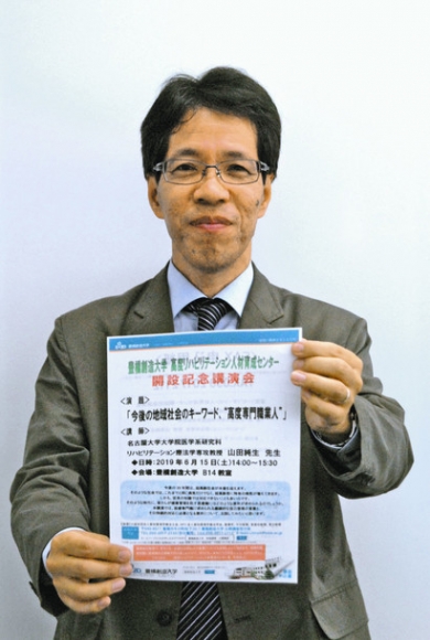 記念講演会への来場を呼びかける石田センター長=中日新聞豊橋総局で