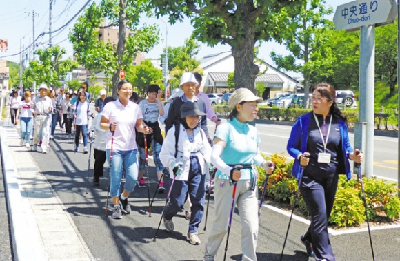 ノルディックウオーキングを体験する参加者＝尾張旭市で
