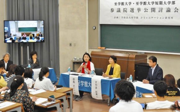 公開討論会に参加する立候補予定者ら＝大府市の至学館大で