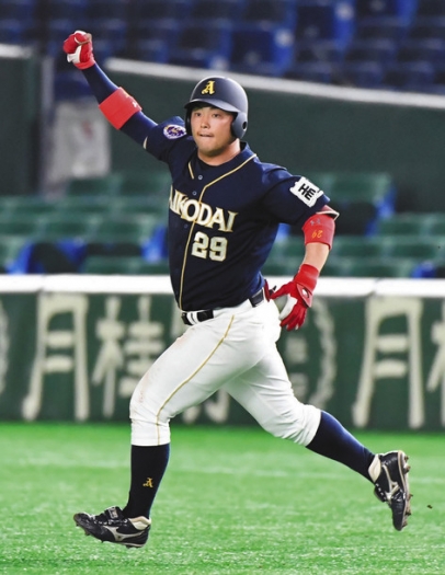 愛工大-東日本国際大 2回表愛工大2死二塁、田中が先制2ランを放ちガッツポーズ=東京ドームで