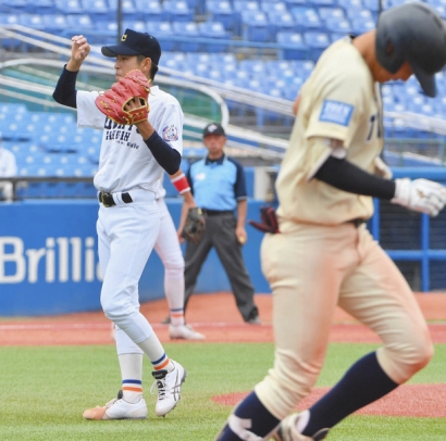 桐蔭横浜大－中京学院大　９回裏桐蔭横浜大１死一、二塁、杉山（手前）に死球を与え満塁のピンチを招く中京学院大の２番手・古田＝神宮球場で（七森祐也撮影）