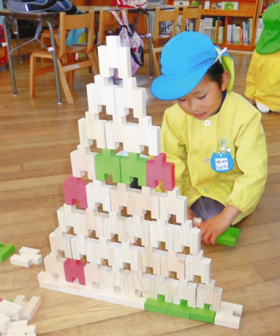 「つみマスくみマス」を組み上げて遊ぶ園児＝白川町黒川の黒川保育園で
