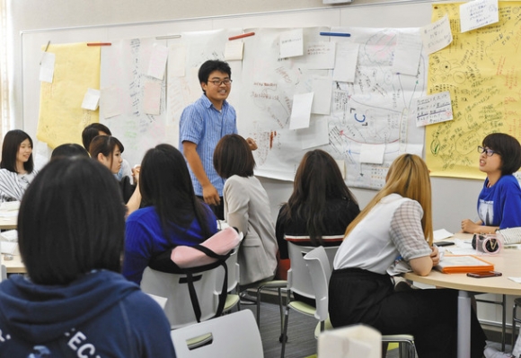 話し合った内容を発表する参加者＝尾張旭市新居町の名古屋経営短期大で