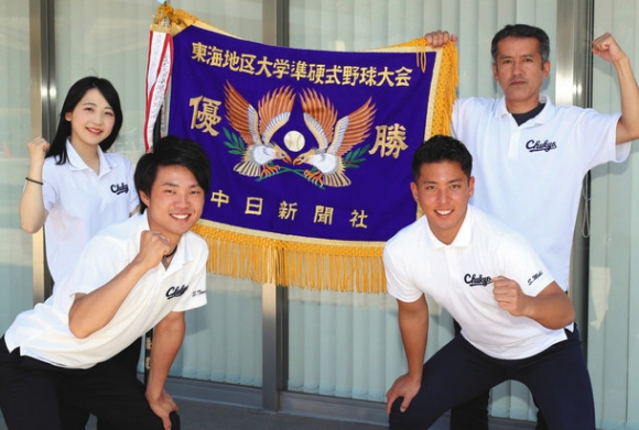 春季リーグ優勝の報告に訪れた（手前右から時計回りに）牧主将、田中俊主務、市川桃香マネジャー、中野監督＝中日新聞社で