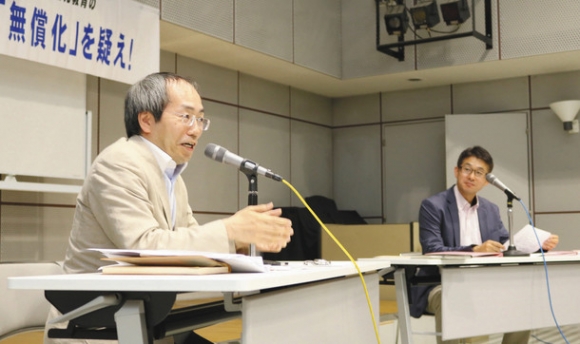 教育無償化について対談する大内教授（左）と川口弁護士＝名古屋市中区で