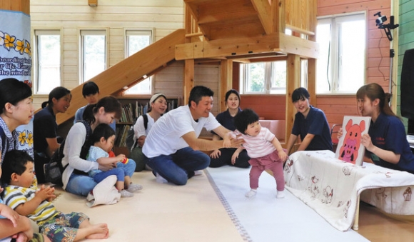 紙芝居の読み聞かせをする学生ら＝岐阜市太郎丸の岐阜女子大で