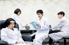 実験に取り組む学生